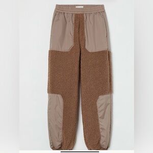 These Sherpa pants from H&M are cozy and amazing